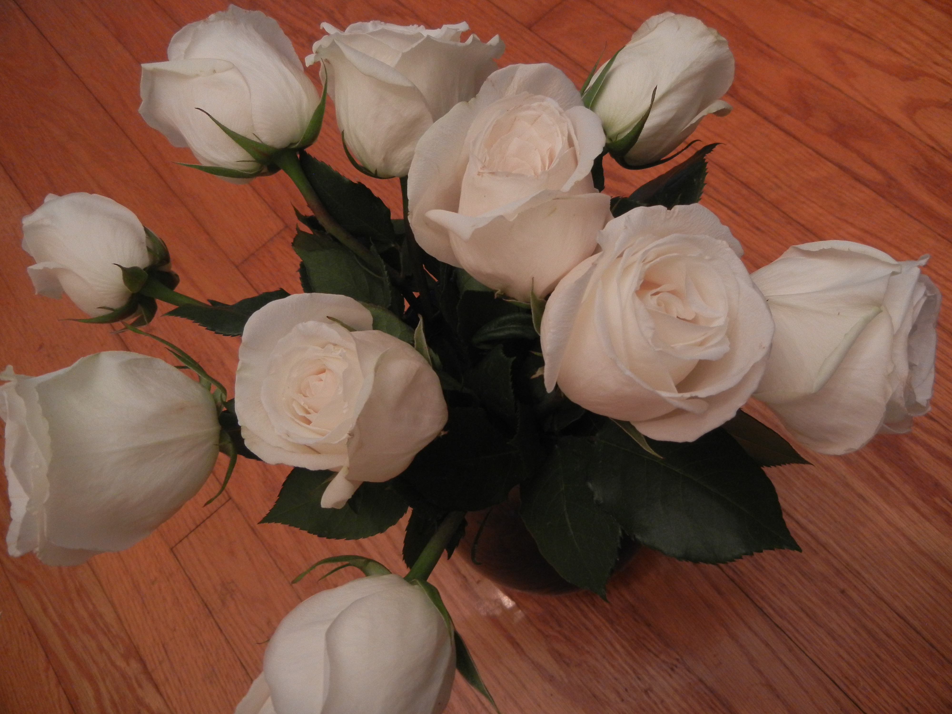 Букеты роз в вазе на столе. Букет белых роз. Букет цветов в вазе на столе. Букет белых роз в вазе. Букет роз дома.